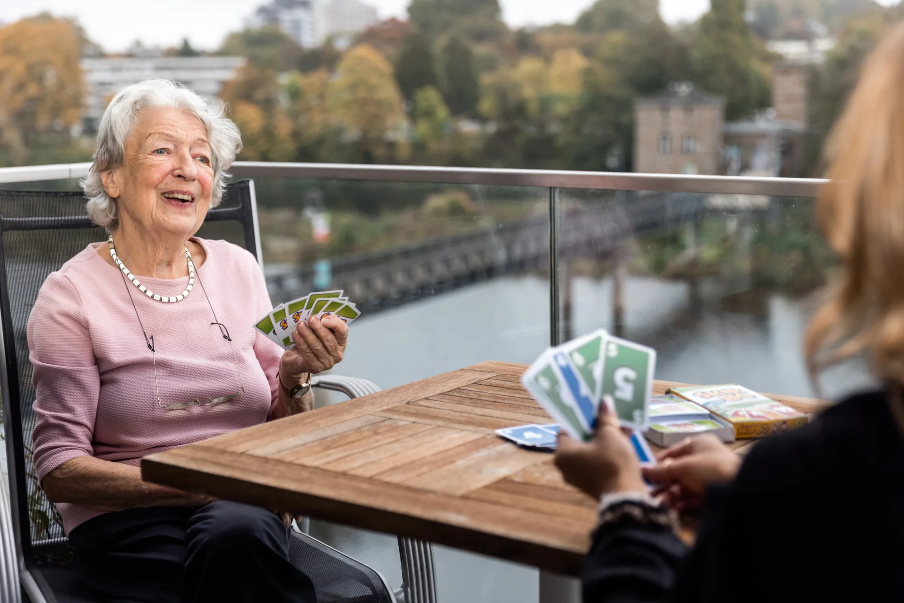 Karten spielen auf dem Balkon